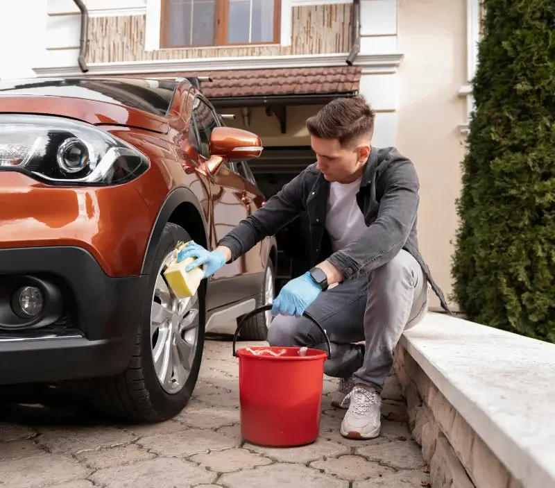 Lavage auto à domicile Chalandry-Elaire : professionnel intervenant sur un véhicule
